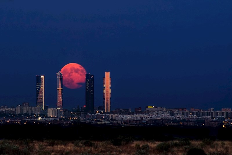 Mjesec iznad Madrida