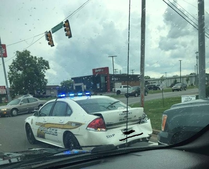 Kao da sudar nije dovoljno loš sam od sebe, nego je još morao udariti policijski auto...