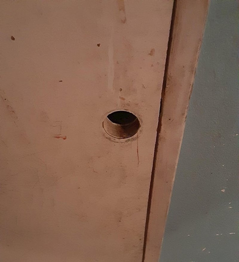 "Mama kaže da ne zaslužujem kvaku na vratima"