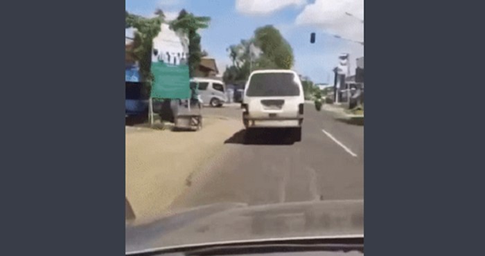 Umrijet ćete od smijeha kada vidite kako je ovaj tip riješio problem razbijenih žmigavaca