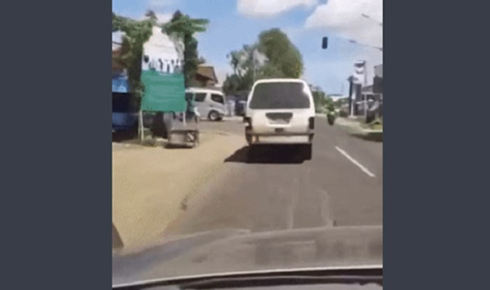 Umrijet ćete od smijeha kada vidite kako je ovaj tip riješio problem razbijenih žmigavaca