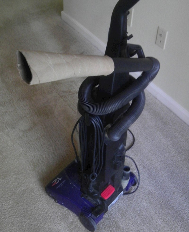 Izgubila je dio usisivača, pa se morala snaći s onim što je našla u kući...