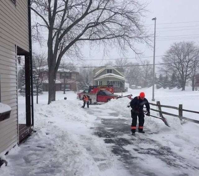 Starac je završio na hitnu dok je čistio prilaz od snijega. Ovi ljudi su ga prvo odveli u bolnicu, a poslije su se vratili njegovoj kući i očistili snijeg!