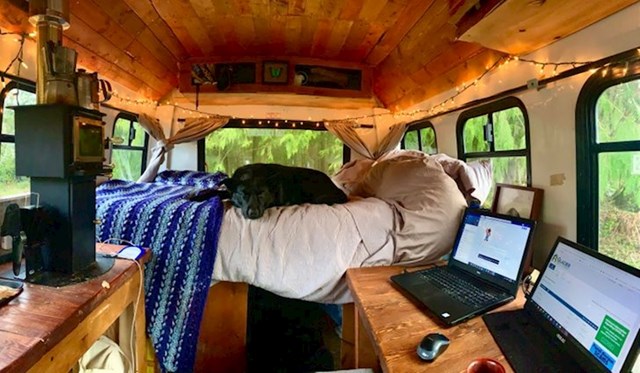 "Otkad radim online, preselio sam u preuređeni autobus i dom/ured mi je svaki dan na novoj lokaciji"