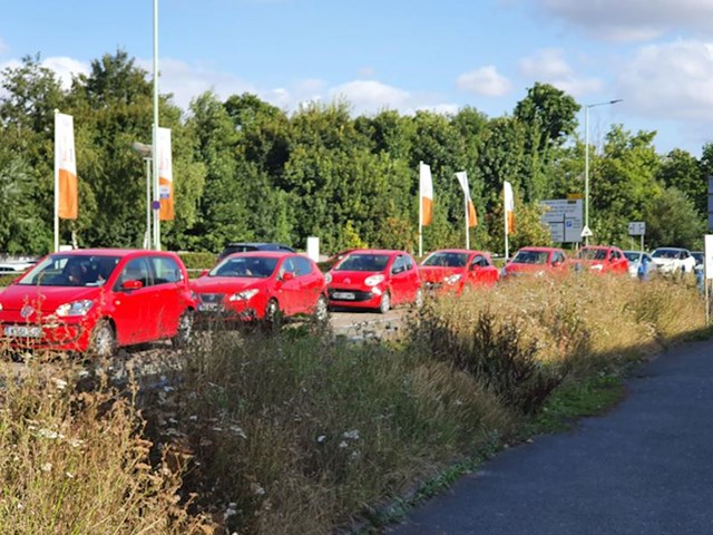 Slučajna kolona crvenih automobila