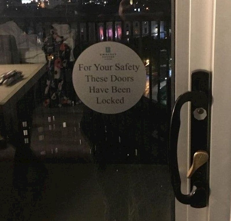 Kada platiš sobu s pogledom, pa ne smiješ izaći na balkon...