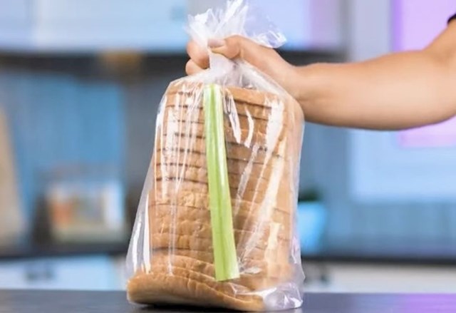 U vrećicu sa kruhom stavite stabljiku celera. Kruh će duže biti mekan, a spriječit će se i stvaranje plijesni!