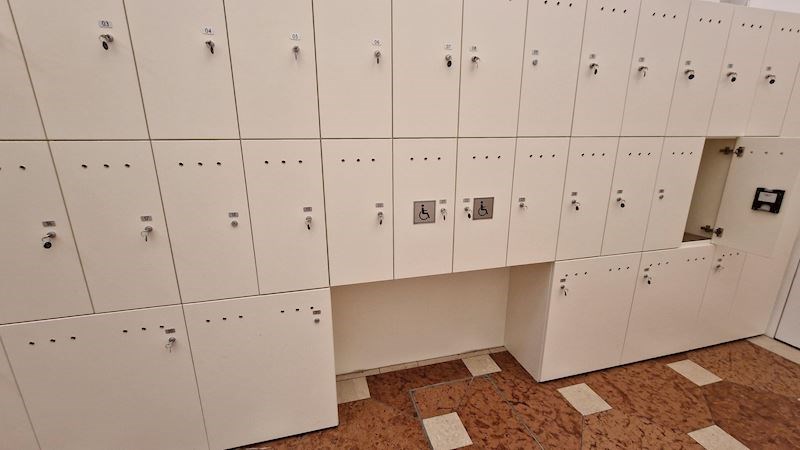 Niži ormarići rezervirani su za ljude u invalidskim kolicima