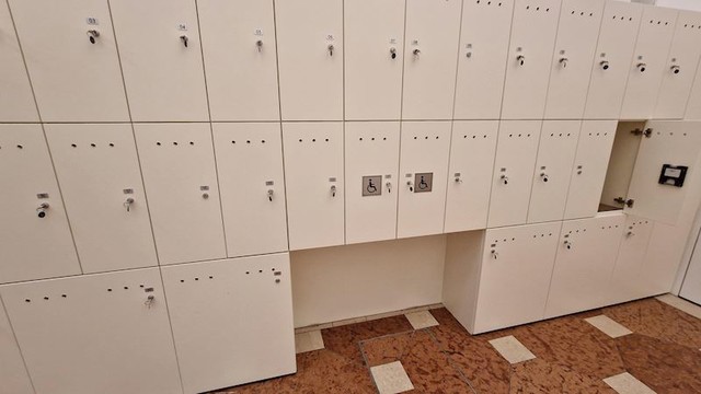 Niži ormarići rezervirani su za ljude u invalidskim kolicima