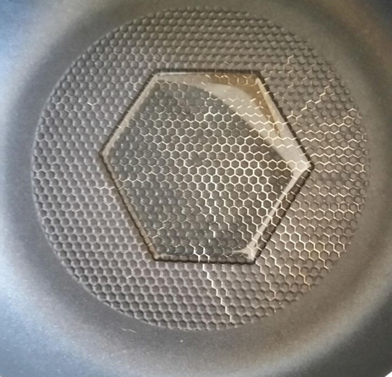 1. Ulje na dnu tave koje je poprimilo oblik šesterokuta