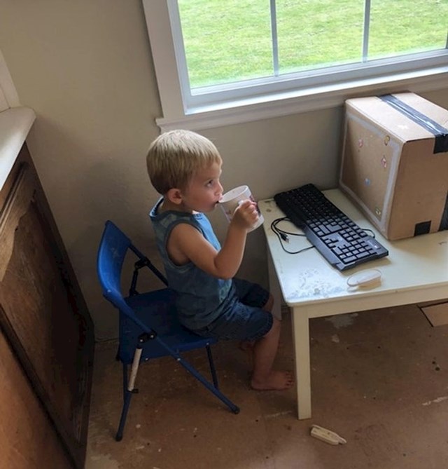 "Naš trogodišnjak imitira tatu programera i radi od kuće na svom kompjuteru"