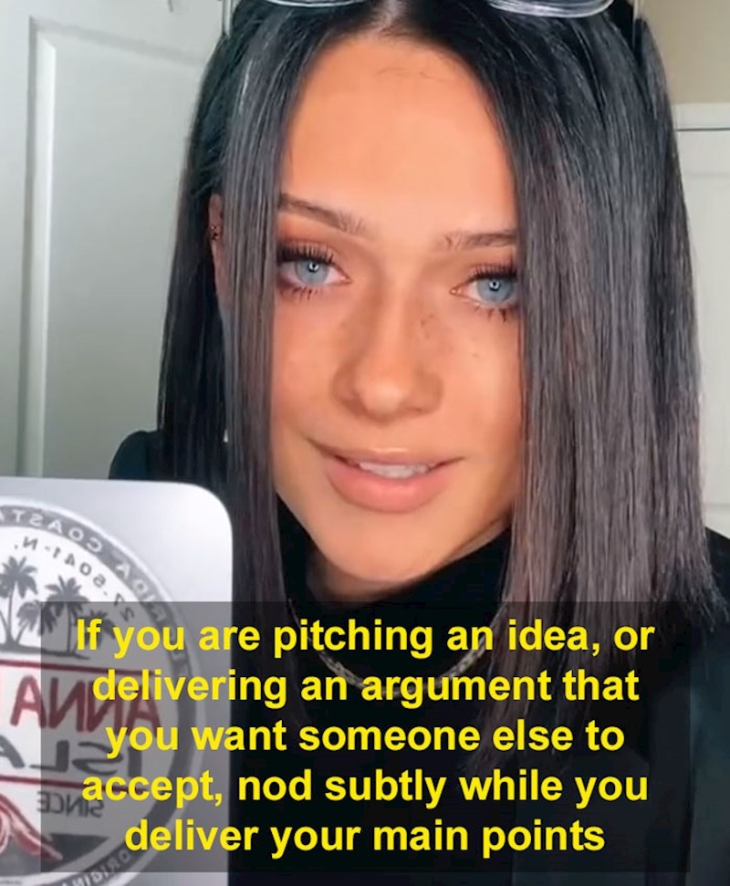 Kada iznosite neki argument ili ideju, za koje želite da ih drugi prihvate, potvrdno kimajte glavom. Oponašanje je dio ljudske prirode, te će vjerojatno i druga strana početi kimati glavom poput vas i time povećati šansu da je ideja prihvaćena.