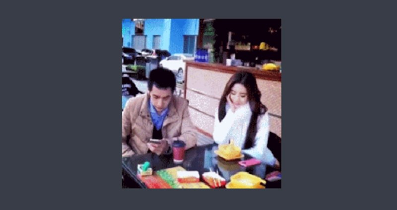 Pogledajte što je ova cura učinila iznervirana što je dečko ignorira i bulji u mobitel