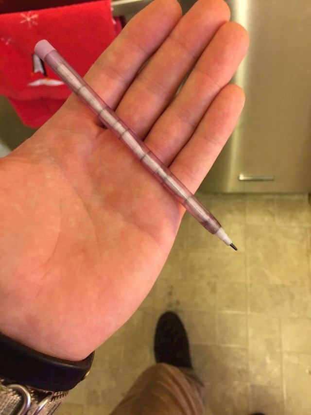 Pernica na tri kata+ kemijska olovka s četiri boje u sebi + ova olovka= kralj/ica svemira