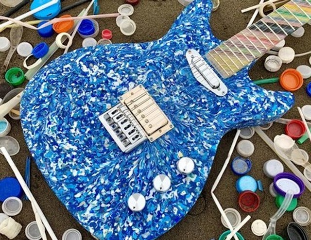 Ova gitara izrađena je od plastike iz oceana!