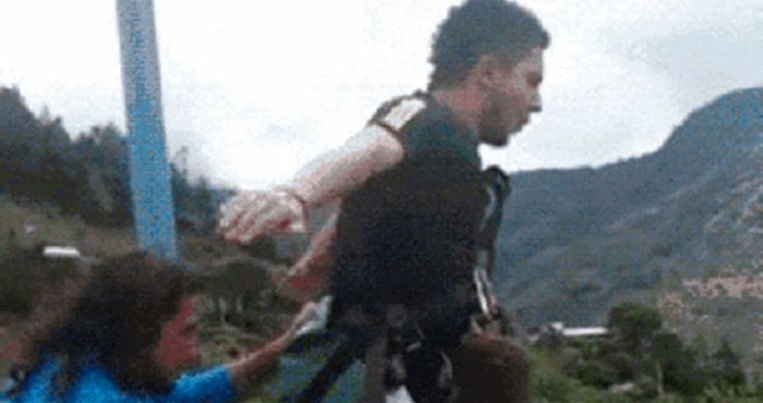 Tip se predomislio sekundu prije skoka na bungee jumpingu i napravio nešto presmiješno!