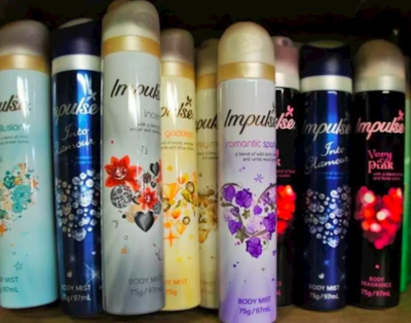 Ta-daaaaa! Na prvi pogled, odmah smo se prisjetili mirisa. Glavna faca prvih nesesera, obavezna oprema svake cure koja drži do sebe! :D