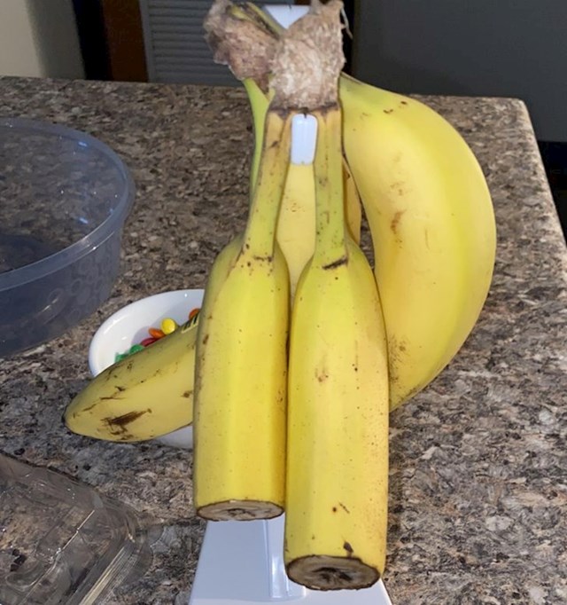 "Cura ne pojede prvu, a već krene na drugu bananu. I kako ih ovo reže???"