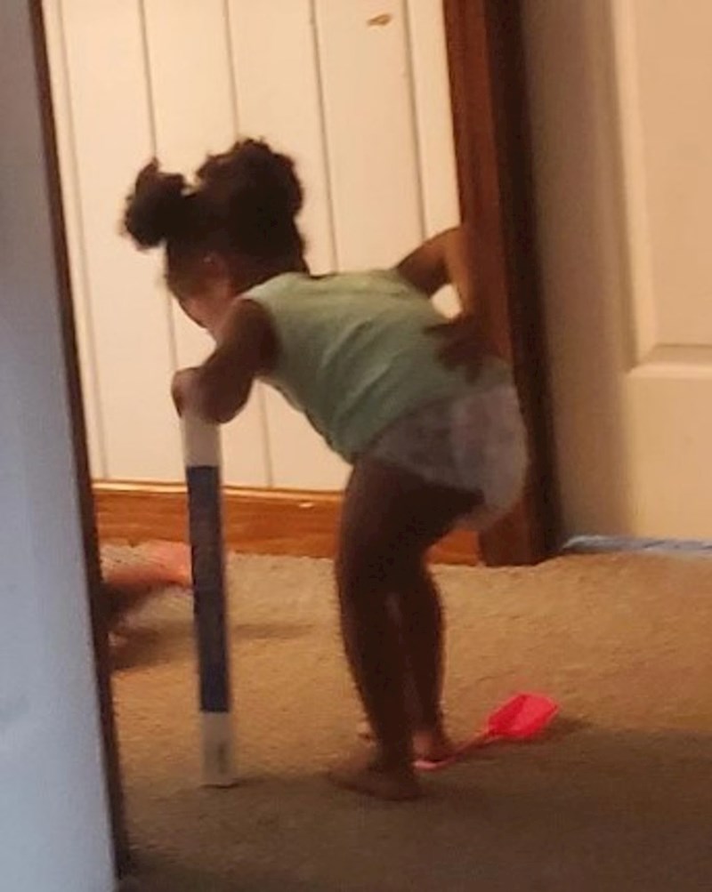 Imala sam operaciju koljena i trenutno sam u procesu oporavka. Moja kćerka me oponaša po kući