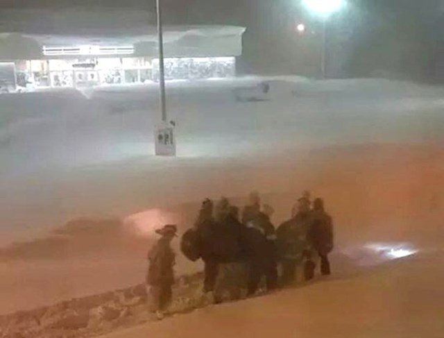 Nakon što je hitna zapela u snježnoj oluji, vatrogasci su pacijenta nosili 10 blokova do najbliže bolnice!