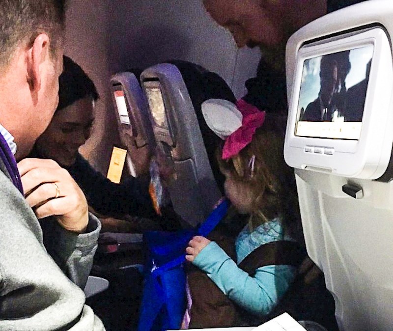 Tata je putnicima u avionu podijelio slatkiše kako bi ih oni kasnije dali njegovoj curici. Let se odvijao na Noć vještica, pa nije mogla ići maskirana od vrata do vrata!