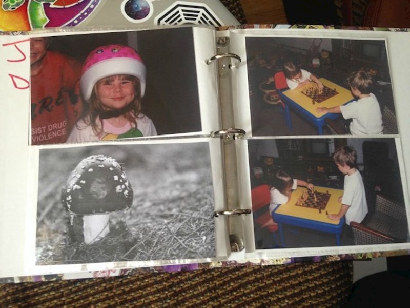 Kad smo bili mali, roditelji su bratu i meni rekli da smo imali još jednog brata koji se pretvorio u gljivu jer se nije tuširao. Otišli su toliko daleko da su ga uvrstili u obiteljski album"