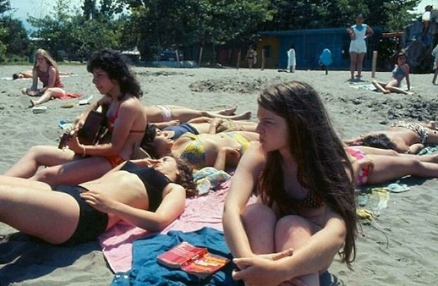 Pláž v Íránu několik měsíců před islámskou revolucí, 1979