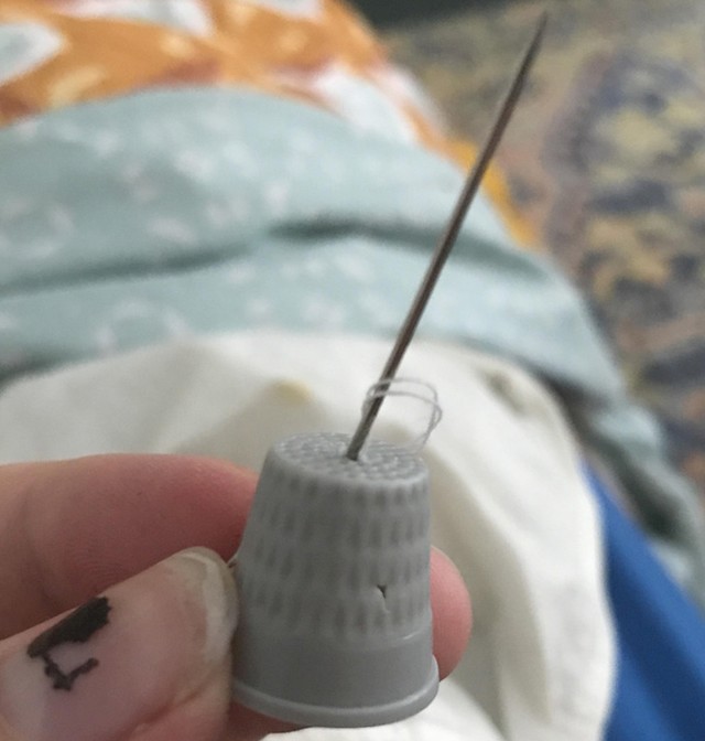 Igla mi je probila plastiku koja štiti od uboda igle