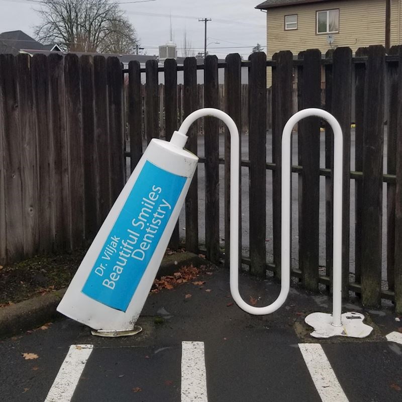 Rampa za bicikle ispred stomatološke ordinacije