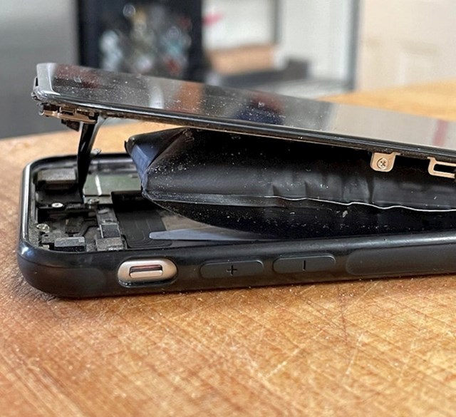 Pronašao sam stari mobitel u ladici. Baterija samo što ne prsne!