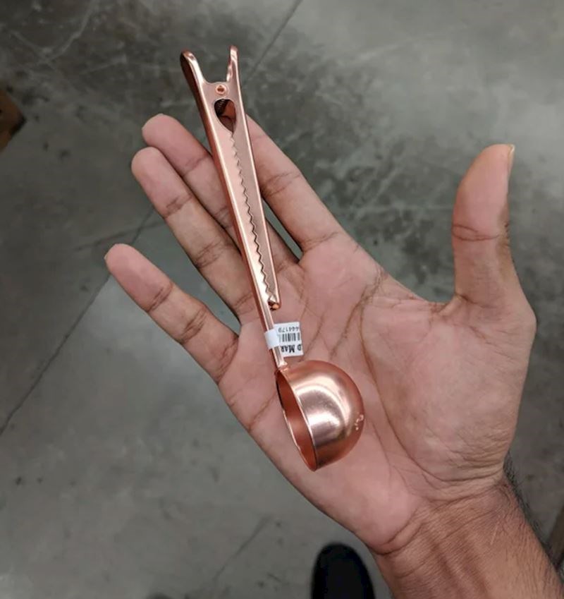 Mjerica za kavu koja je, ujedno, kopča za zatvoriti pakiranje!