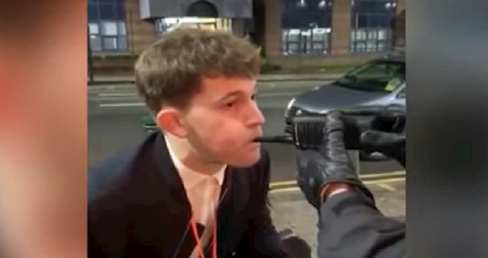 VIDEO Tip je bio toliko pijan da nije primjetio što su mu policajci uvalili umjesto alkotesta