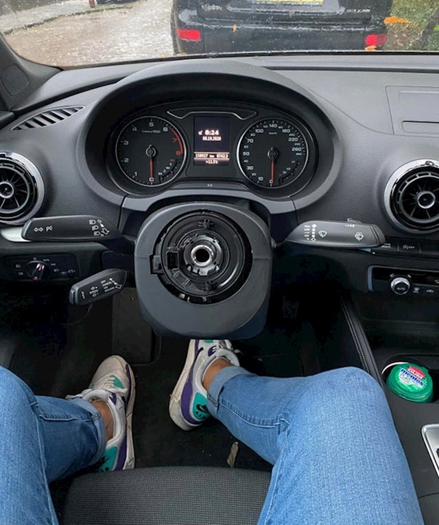 Očito je lopovu trebao samo volan kad je sve ostalo ostavio...
