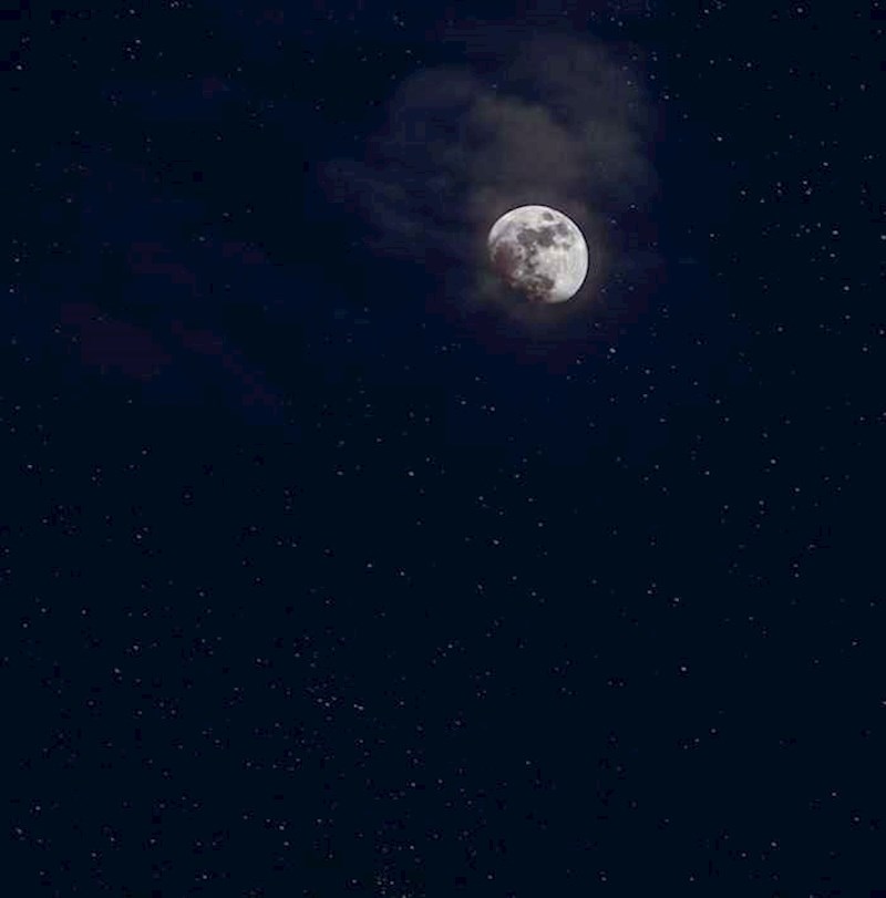 Profesorica na zamjeni nam je jednom rekla da je Mjesec veći od Sunca i zato ga prikrije kada je pomrčina.