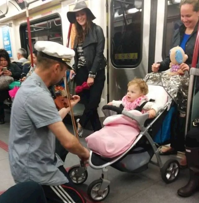 Svirač je cijelu vožnju zabavljao curicu koja je plačući ušla u metro