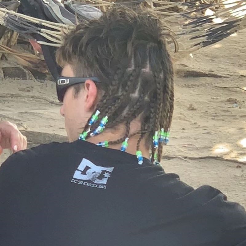 Kao da fudbalerka nije sama po sebi očajna, pa joj još i pletenice trebaju