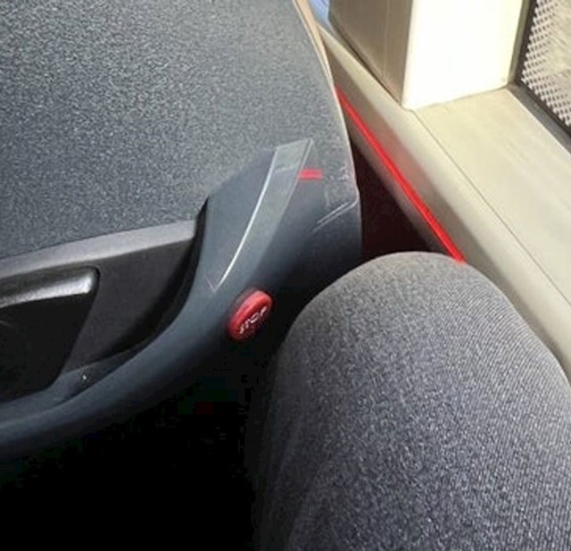 Gumb za zaustavljanje autobusa nalazi se u razini koljena na sjedalu ispred... Kakva greška!