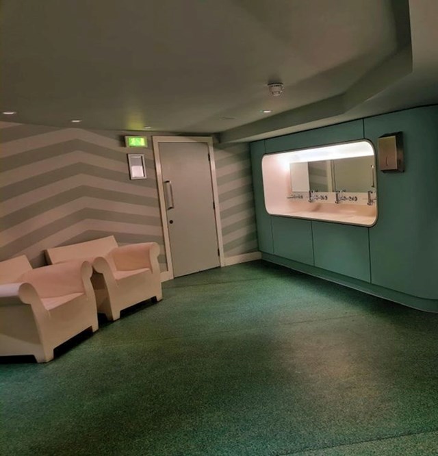 14. Hotel je inspiriran 1930-im godinama, a ovo je WC napravljen u Art Deco stilu
