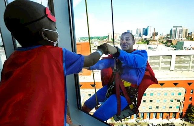 Perači prozora dječje bolnice nose kostime superheroja kako bi razveselili malene bolesnike!
