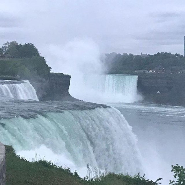 Probudili smo se u ranu zoru da vidimo izlazak sunca iznad Niagarinih slapova. Taj dan je lijevalo kao iz kabla