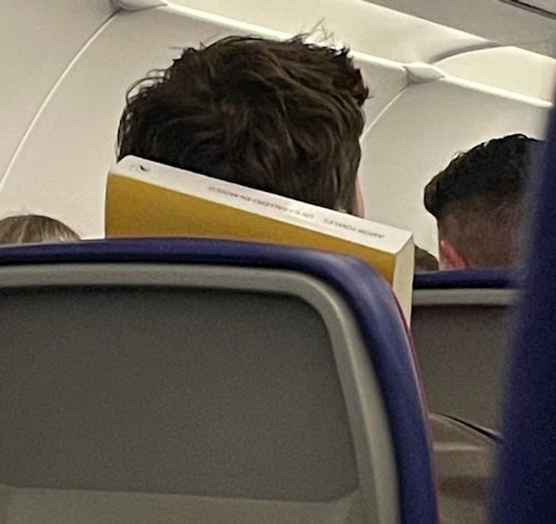 Knjiga je bila toliko dosadna da ga je uspavala i još mu poslužila kao jastuk!