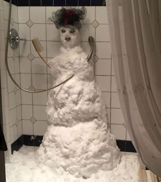 Nisam uklonio snijeg s vrata kuće, pa je mama od njega napravila ovo