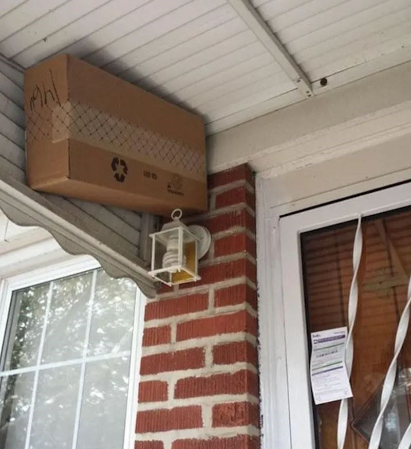 Dostavljač se pobrinuo da nitko ne ukrade paket dok primatelj ne dođe kući!