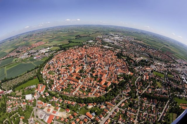Bavarski grad Nordlingen sagrađen je unutar kratera gdje je prije 14 milijuna godina pao meteor