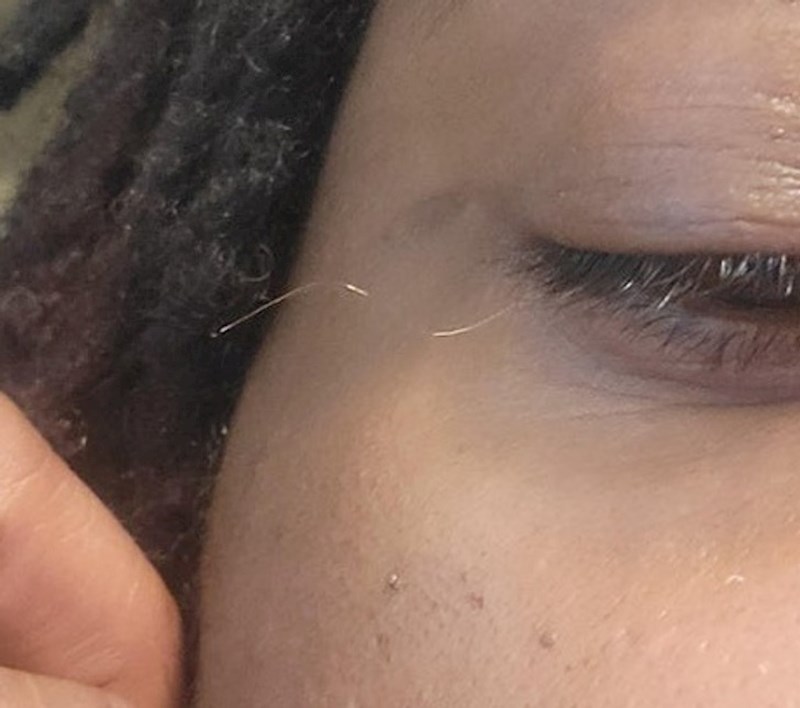 Cura ima jednu trepavicu koja je sijeda i raste koliko god je pusti