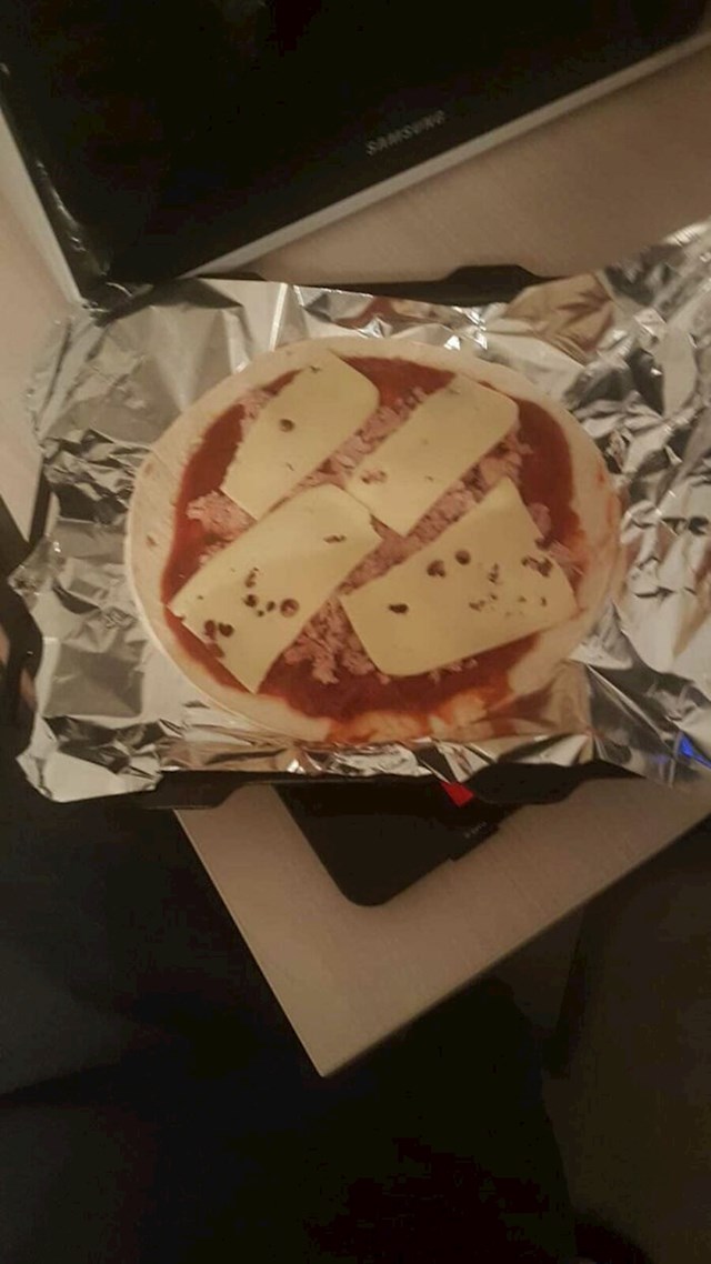 Izgleda da moj dečko nikada nije vidio pizzu...