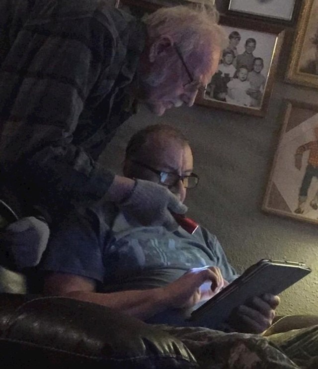 "Ujak je osvijetlio tatin iPad da bolje vide zaslon"