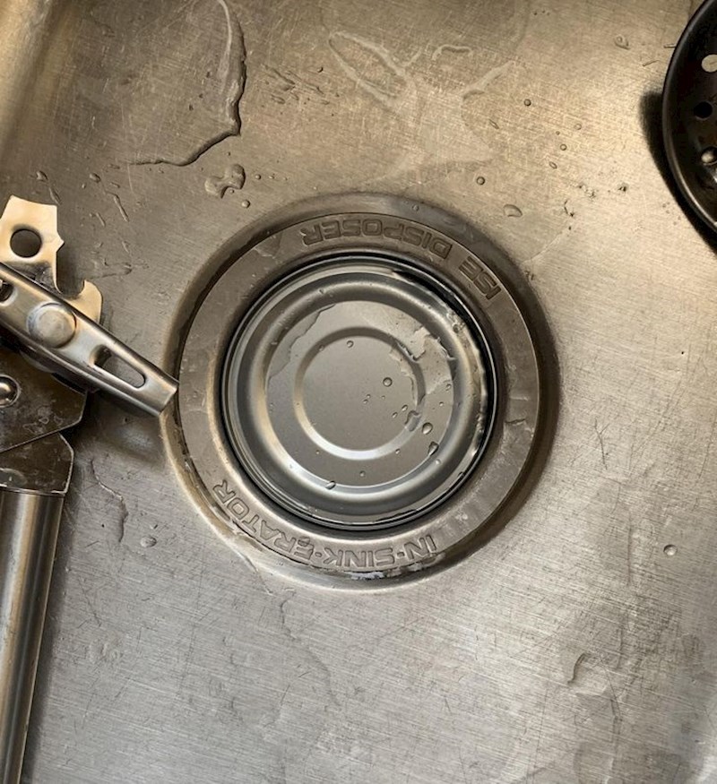 Konzerva tune mu je upala u odvod i savršeno se uklopila!