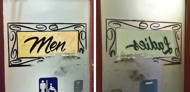 Vrata muškog wc-a s unutarnje strane imaju zbunjujući natpis