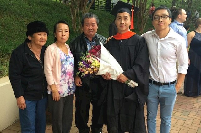 Prvi član obitelji koji je diplomirao. Tata nije prestao plakati radi uspjeha njegovog sina